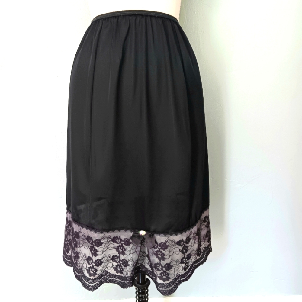 Vintage 60s Movie Star nylon slip, lace hem, pleated with a flower. Medium Avg